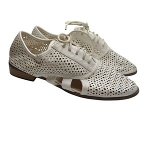 Shoe Dazzle White Laser Cut Shoes 9